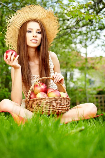 Mulher bonita no jardim com maçãs — Fotografia de Stock