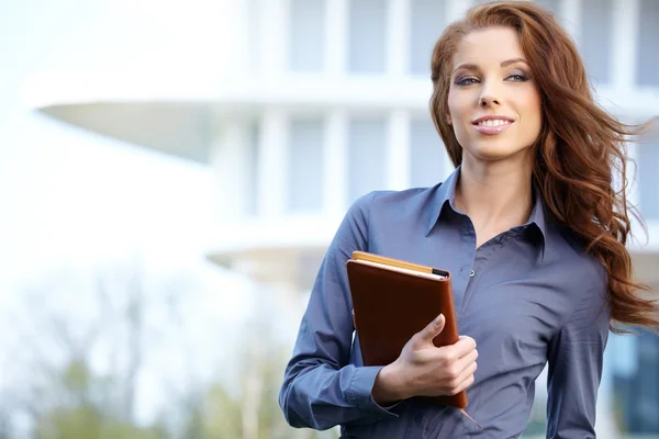 Aantrekkelijke onroerende goederenagent vrouw — Stockfoto