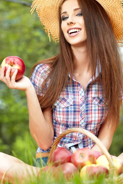 Güzel bir kadın ile elma bahçesinde — Stok fotoğraf