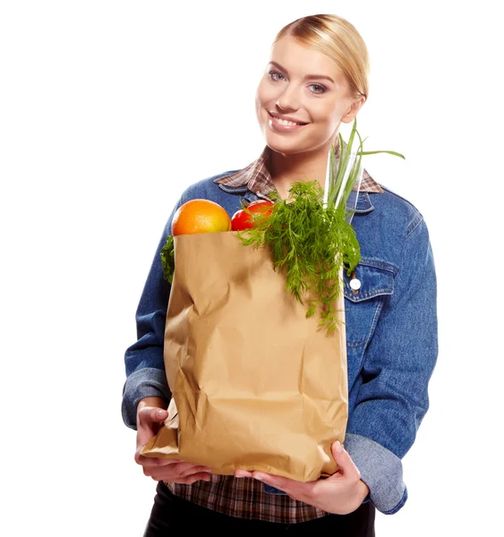 Mujer sosteniendo una bolsa llena de comida saludable. compras  . — Foto de Stock