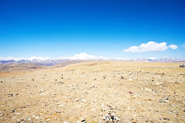 Vista amarillenta de la carretera de montaña en el Tíbet — Foto de Stock