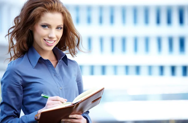 Hermosa mujer de negocios en el fondo de la oficina moderna —  Fotos de Stock