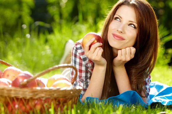 Retrato de mujer joven beautifu con una cesta de fruta —  Fotos de Stock