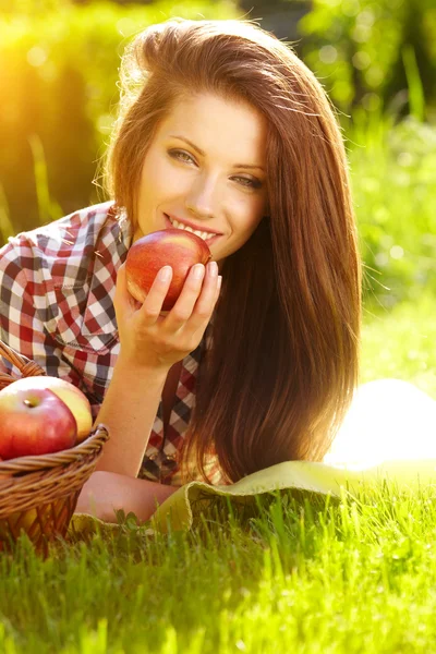 Retrato de mujer joven beautifu con una cesta de fruta —  Fotos de Stock