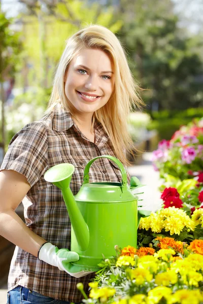 Женщина-флористка или садовница в цветочном магазине или детской — стоковое фото