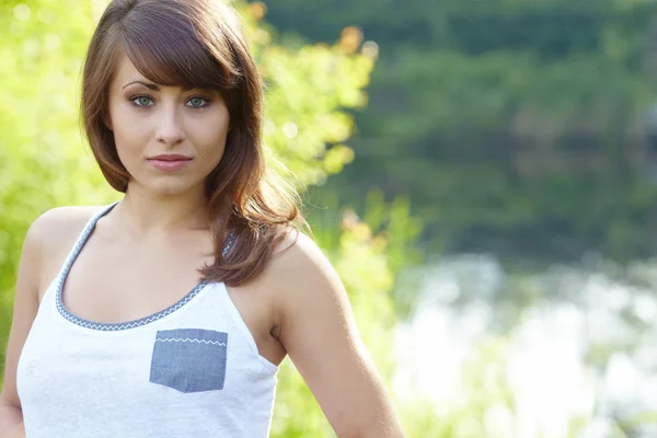 Retrato de una joven sexy sonriendo en un parque - Al aire libre —  Fotos de Stock