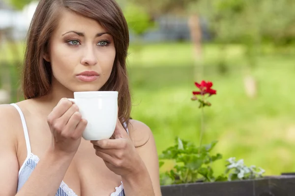 Retrato de una linda adolescente con taza de café en la terraza — Foto de Stock