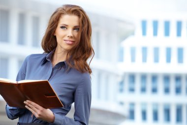 çekici emlakçı kadını