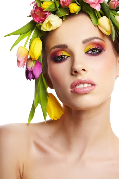 Retrato de mujer de belleza con corona de flores en la cabeza — Foto de Stock