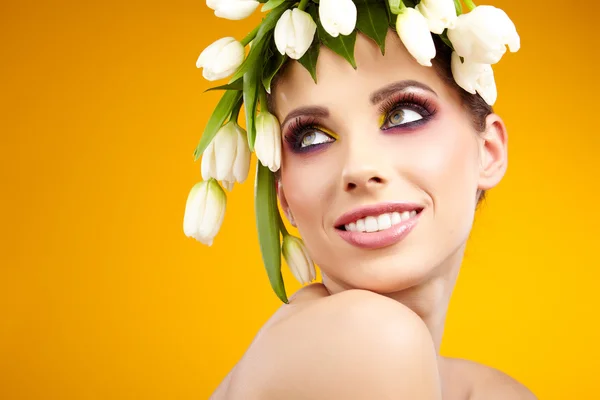 Beauté femme portrait avec couronne de fleurs sur la tête — Photo