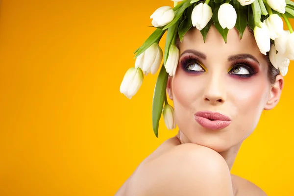 Skönhet kvinna stående med krans från blommor på huvudet — Stockfoto