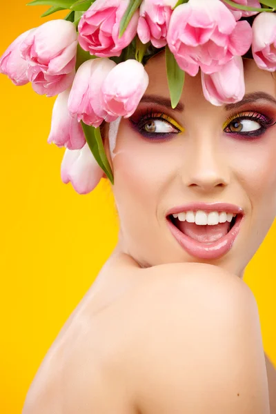 Schoonheid vrouw portret met krans van bloemen op hoofd — Stockfoto