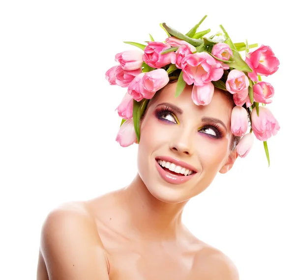 Retrato de mulher de beleza com grinalda de flores na cabeça — Fotografia de Stock