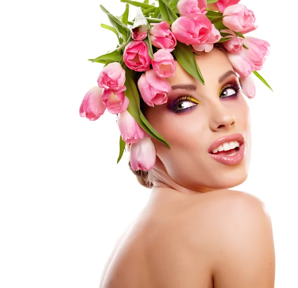 Schoonheid vrouw portret met krans van bloemen op hoofd — Stockfoto