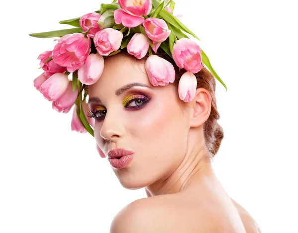 Retrato de mujer de belleza con corona de flores en la cabeza — Foto de Stock