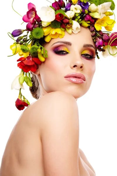 Bella donna con corona di fiori. — Foto Stock