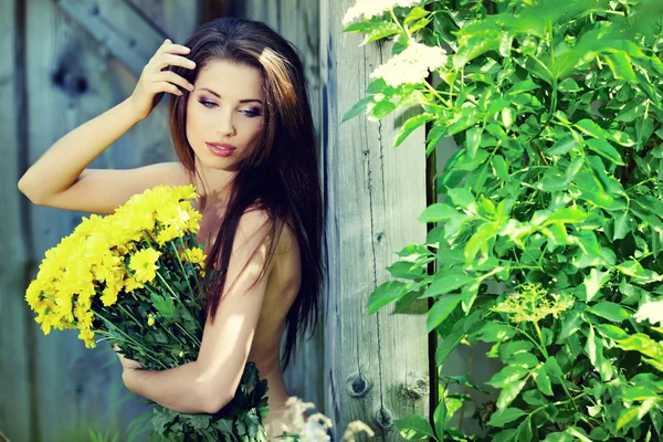Joyeux sourire jeune femme avec bouquet de fleurs — Photo