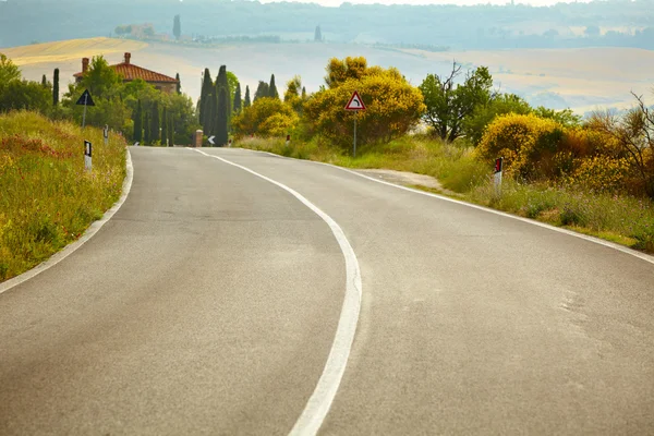 Paisagem típica em Val d 'Orcia (Toscana, Itália) no verão. Ro — Fotografia de Stock