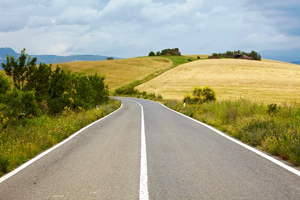 Typisch landschap in val d'orcia (Toscane, Italië) tijdens de zomer. ro — Stockfoto