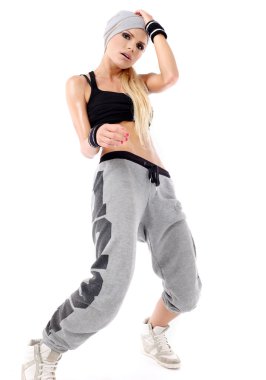 Stüdyo arka planında modern stil dansçısı