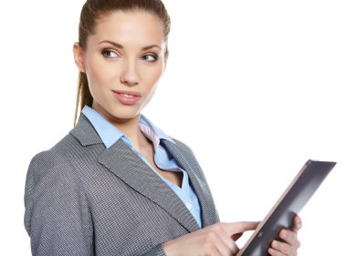çekici genç iş kadını mobil tablet bilgisayar kullanır.