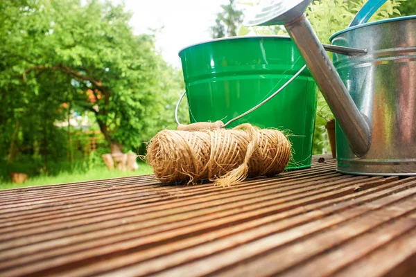 Attrezzo da giardino e annaffiatoio — Foto Stock