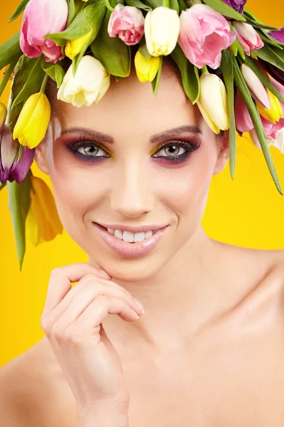 Vrouw staand met krans van bloemen op hoofd — Stockfoto