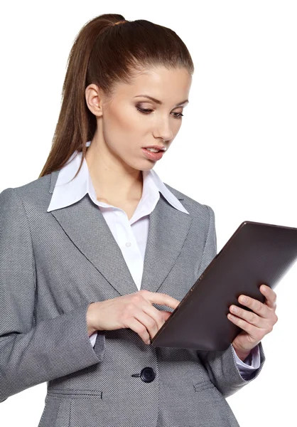 Jonge aantrekkelijke zakenvrouw maakt gebruik van een mobiele tablet pc — Stockfoto