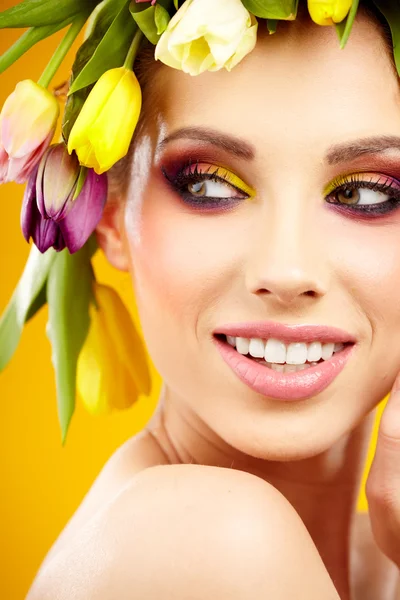 Schoonheid vrouw portret met krans van bloemen op hoofd — Stockfoto