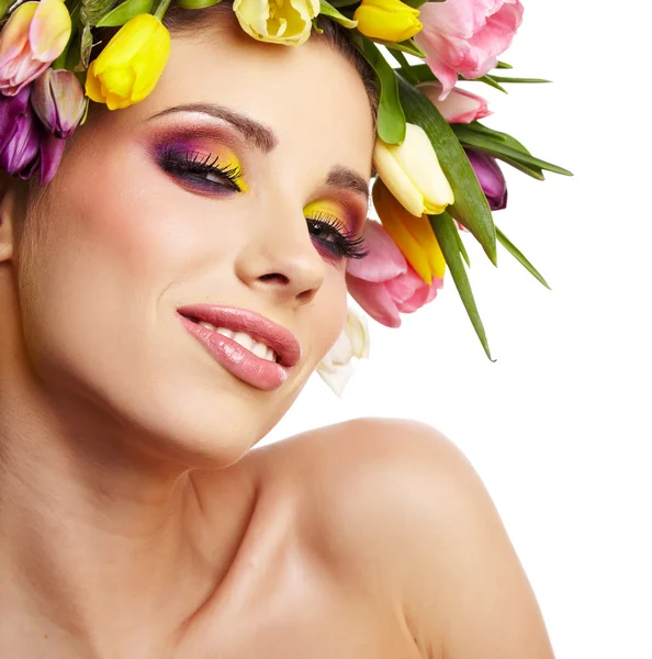 Ritratto donna di bellezza con corona di fiori sulla testa — Foto Stock