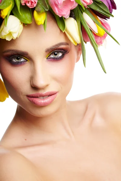 Schoonheid vrouw portret met krans van bloemen op hoofd — Stockfoto