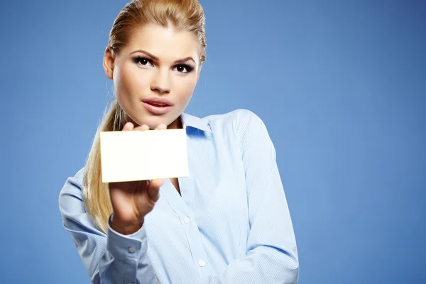 Donna d'affari in possesso di carta di credito. Isolato su blu — Foto Stock