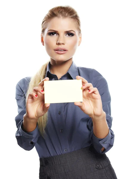 Mujer rubia feliz mostrando tarjeta de crédito en blanco . — Foto de Stock