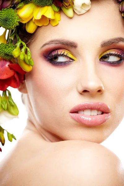 Mujer con peinado y flor de freesia. Aislado . — Foto de Stock