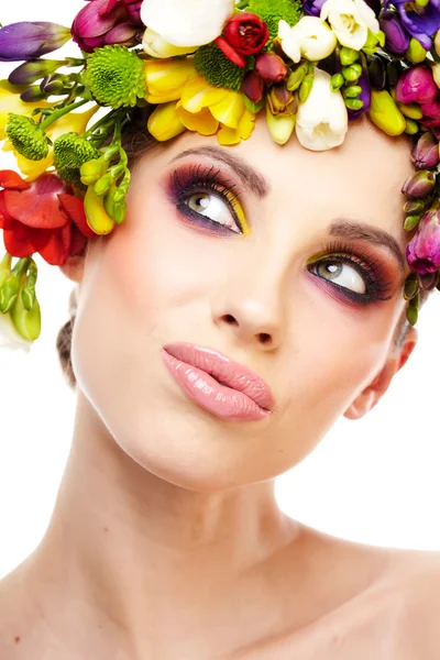 Mujer con peinado y flor de freesia. Aislado . — Foto de Stock