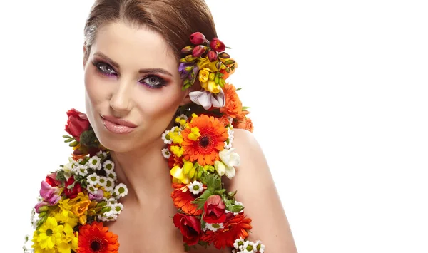 Hermosa mujer con corona de flores. Espacio para texto . — Foto de Stock