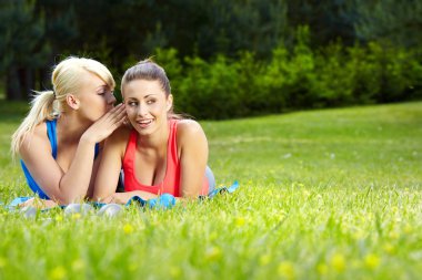 Yaz ortamında eğlenmek iki fitness kadın portresi