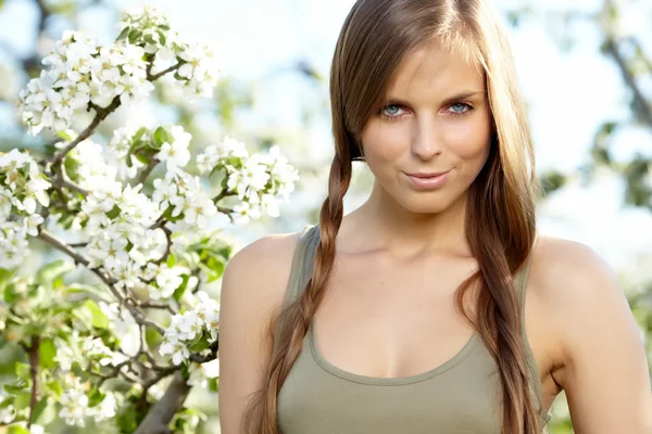 Våren kvinna i sommarklänning promenader i parken — Stockfoto