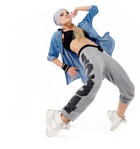 Modern stil dansare poserar på studio bakgrund — Stockfoto