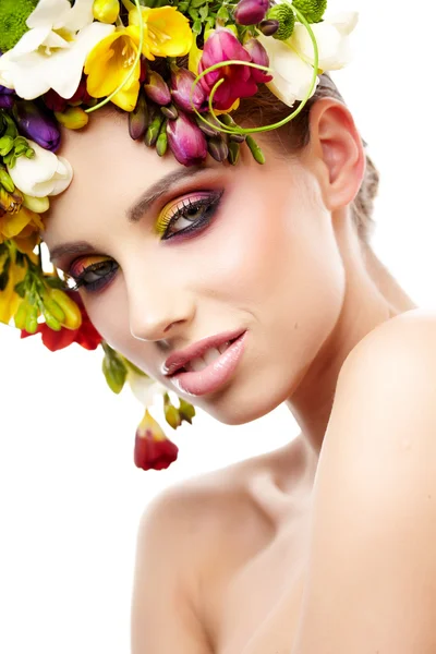 Mujer con peinado y flor de freesia. Aislado . — Foto de Stock