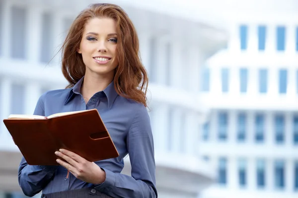 Jeunes femmes heureuses ou étudiant sur le fond de l'entreprise immobilière — Photo