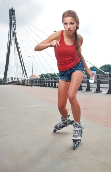 롤러 스케이트에 젊은 여자 — 스톡 사진