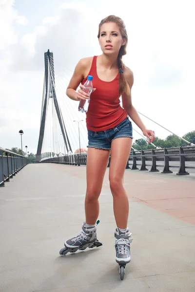 Jeune femme sur patins à roulettes — Photo