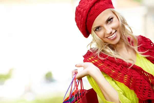 Linda loira mulher de compras ao ar livre — Fotografia de Stock