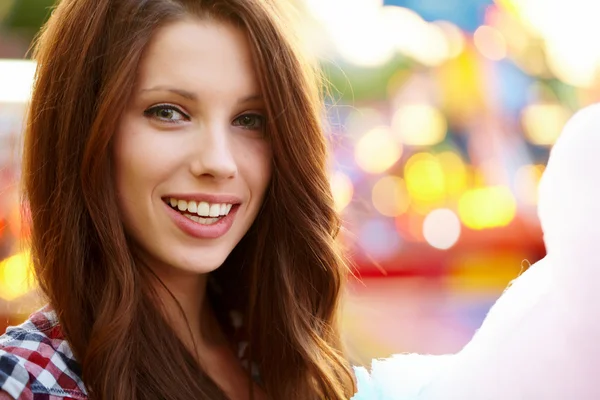 Vrouw met candy floss in de lunapark — Stockfoto