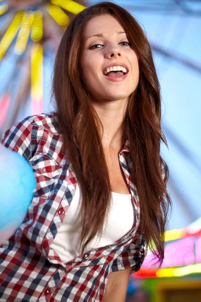 Mujer sonriente en el parque de atracciones . —  Fotos de Stock