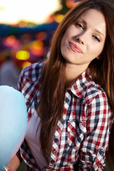 ルナパークの綿菓子を持つ女性 — ストック写真