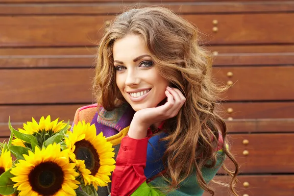 Herfst mode vrouw met bloemen — Stockfoto