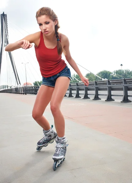 Jeune femme sur patins à roulettes — Photo