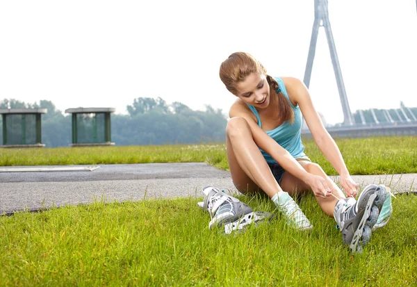 Rolschaatsen meisje schaatsen — Stockfoto